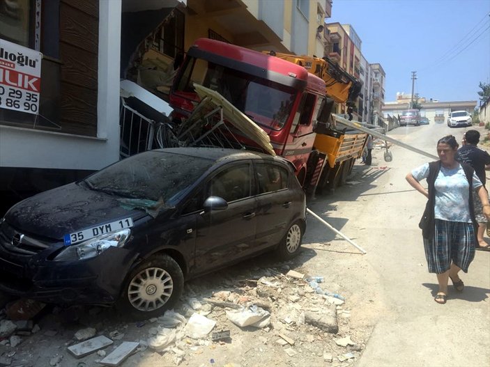 İzmir'de sürücüsüz vinç otomobilleri ezip eve çarptı