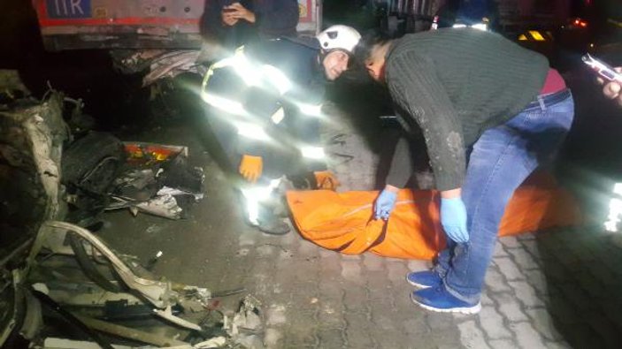 Aksaray'da otomobil TIR'ın altına girdi: 2 ölü