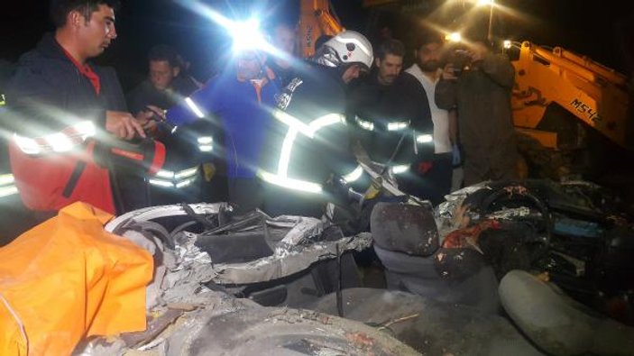 Aksaray'da otomobil TIR'ın altına girdi: 2 ölü