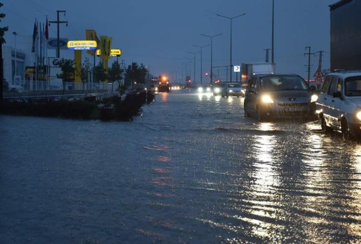 Çorlu'da yağmur hayatı olumsuz etkiledi