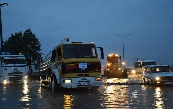 Çorlu'da yağmur hayatı olumsuz etkiledi
