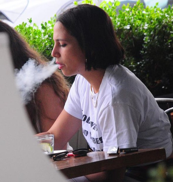 Zehra Çilingiroğlu sigara içerken görüntülendi