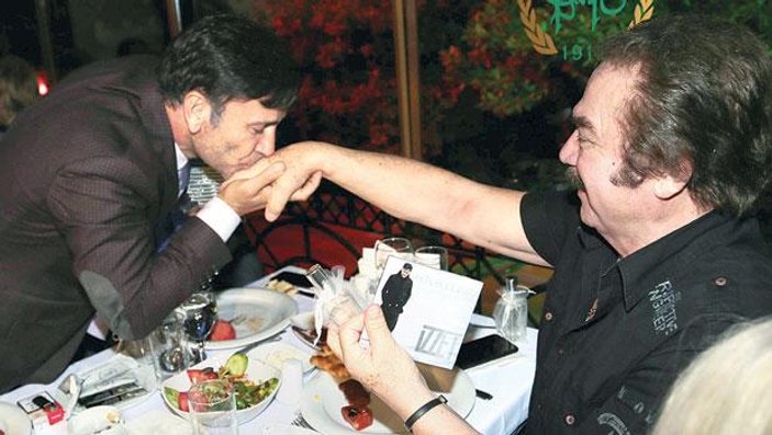 İzzet Yıldızhan Orhan Gencebay'ın elini öptü
