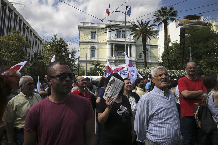 Yunanistan'da Meclis'te balıklı tepki