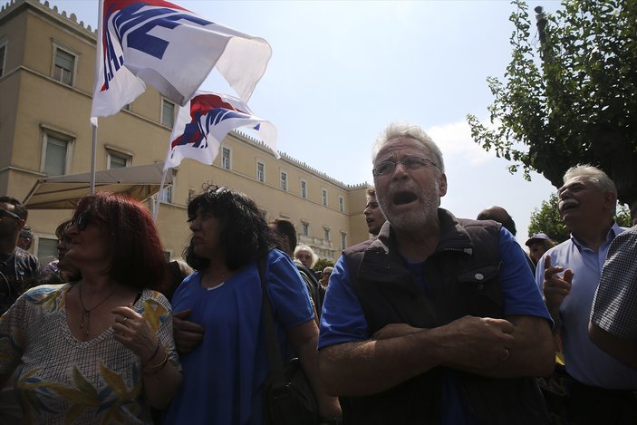 Yunanistan'da Meclis'te balıklı tepki