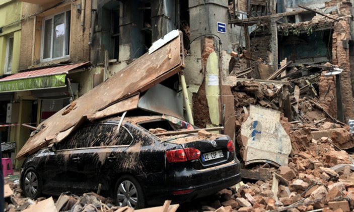 Kumkapı'da bina otomobilin üzerine çöktü