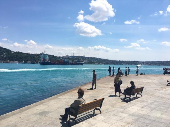 İstanbul Boğazı turkuaza boyandı