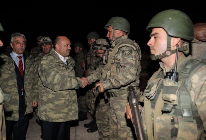 Milli Savunma Bakanı Dağlıca'da sahur yaptı