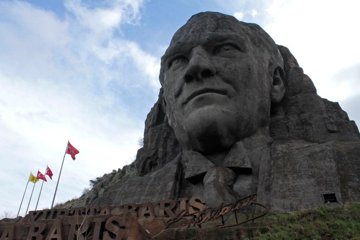 42 metrelik Atatürk maskı bakımda