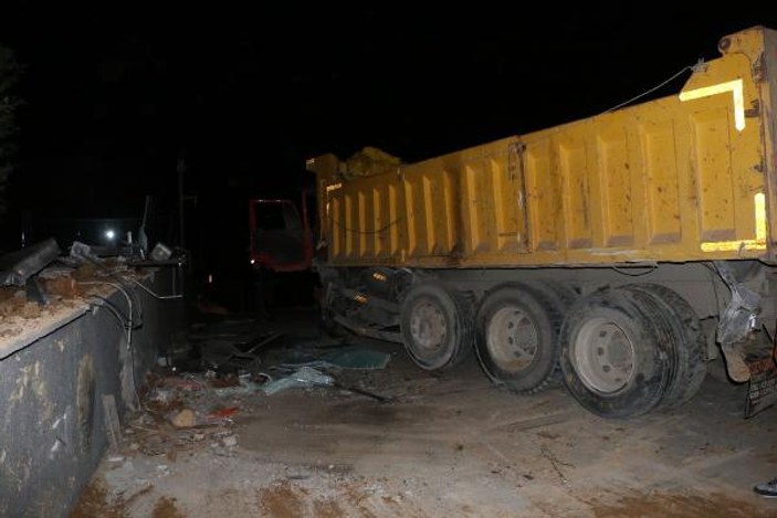 Hafriyat kamyonu bu kez Sarıyer'de sitenin duvarına çarptı