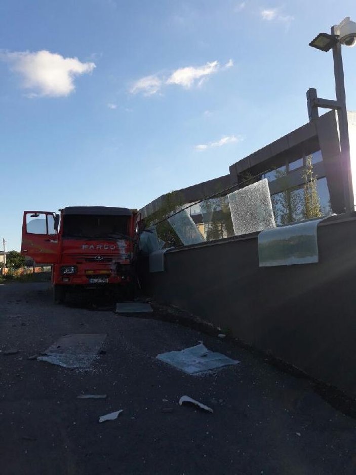 Hafriyat kamyonu bu kez Sarıyer'de sitenin duvarına çarptı