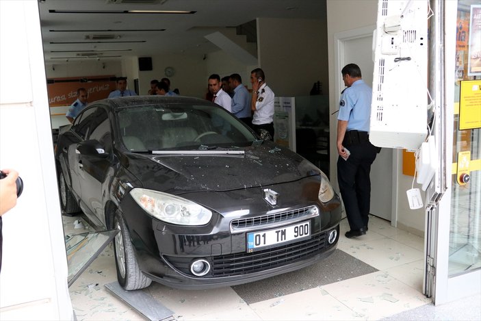 Adana'da otomobil bankaya girdi