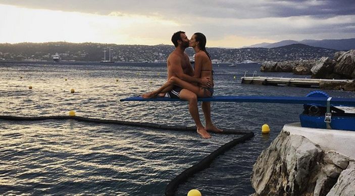 Alessandra Ambrosio tramplen üzerinde aşka geldi