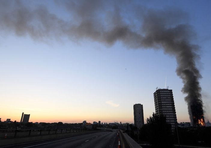 Londra'daki yangın söndürülemiyor
