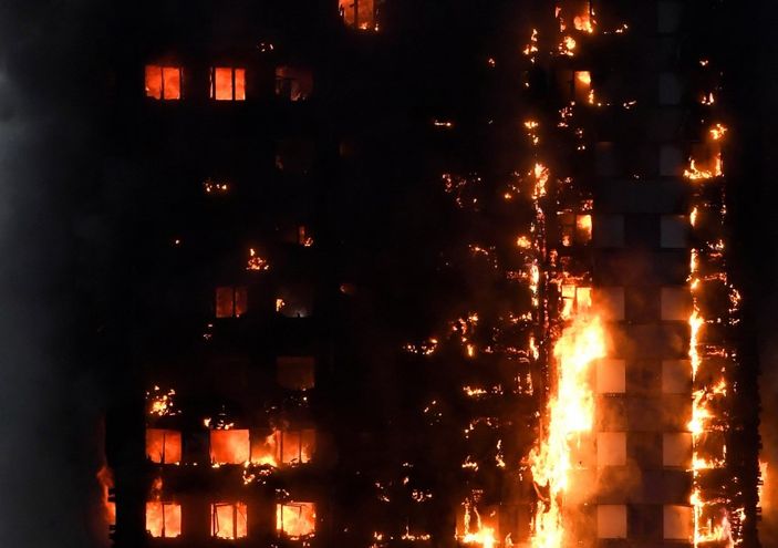 Londra'daki yangın söndürülemiyor