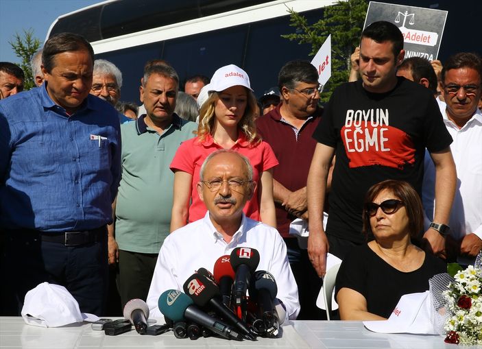 Kılıçdaroğlu'nun oğlu TKP'nin sloganıyla yürüdü