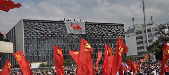 Kılıçdaroğlu'nun oğlu TKP'nin sloganıyla yürüdü