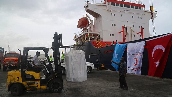 Türkiye'den Somali'ye 13 bin ton insani yardım
