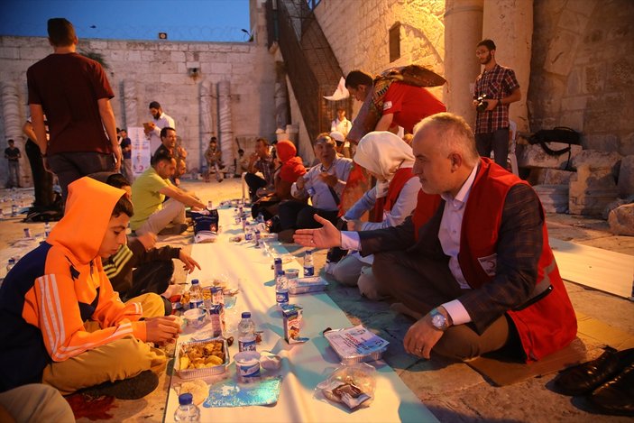 Türk Kızılayı Mescid-i Aksa’da iftar verdi