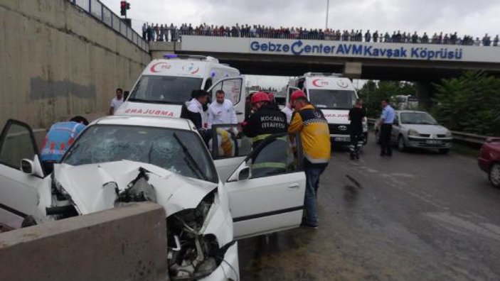 Gebze'de alkollü sürücü beton bariyere çarptı