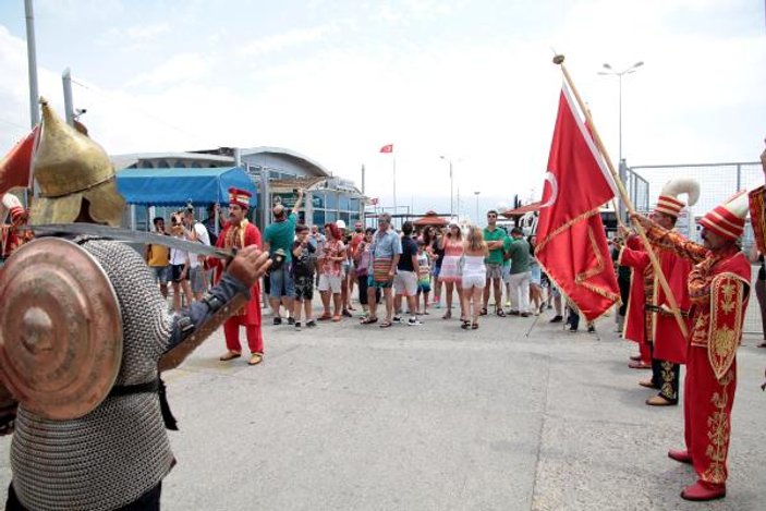 Alanya'ya gemiyle gelen Lübnanlılara mehterli karşılama