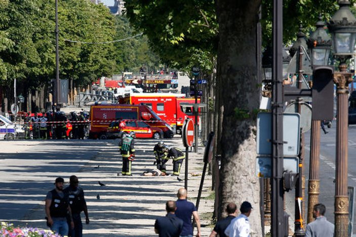 Paris'te polis aracına saldırı