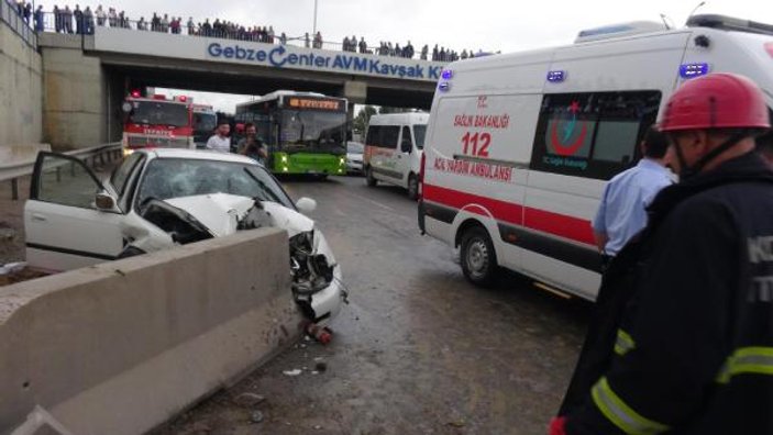 Gebze'de alkollü sürücü beton bariyere çarptı