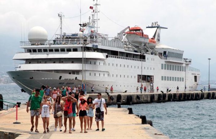 Alanya'ya gemiyle gelen Lübnanlılara mehterli karşılama