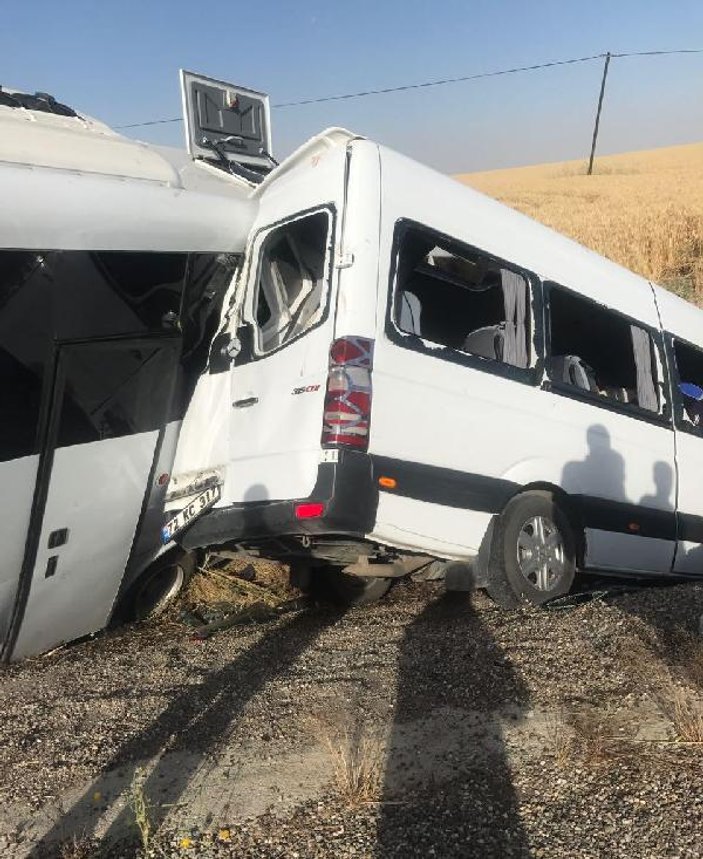 Diyarbakır'da polis aracıyla minibüs çarpıştı