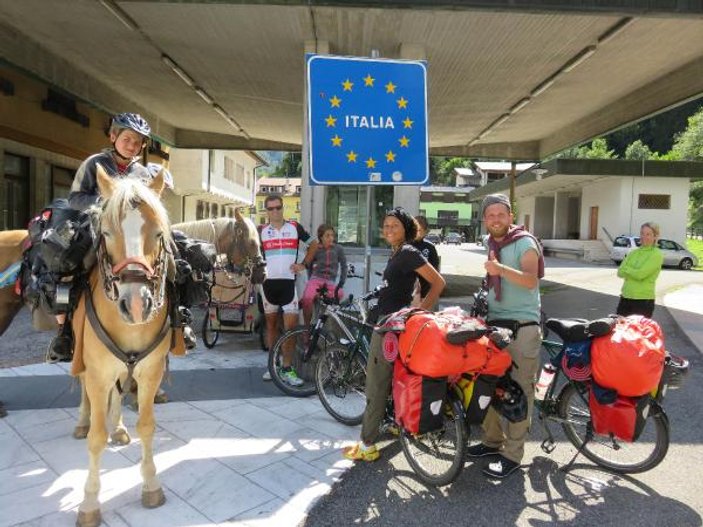 Dünya turundaki bisikletli çift Antalya'dan geçti
