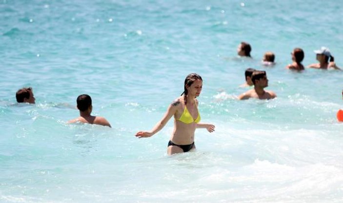 Alanya'da plajlar turistlere kaldı