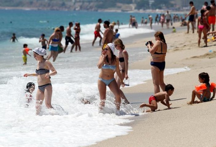 Alanya'da plajlar turistlere kaldı