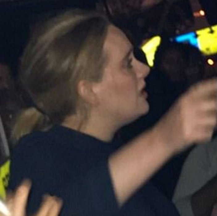 Adele Londralı itfaiyecileri ziyaret etti
