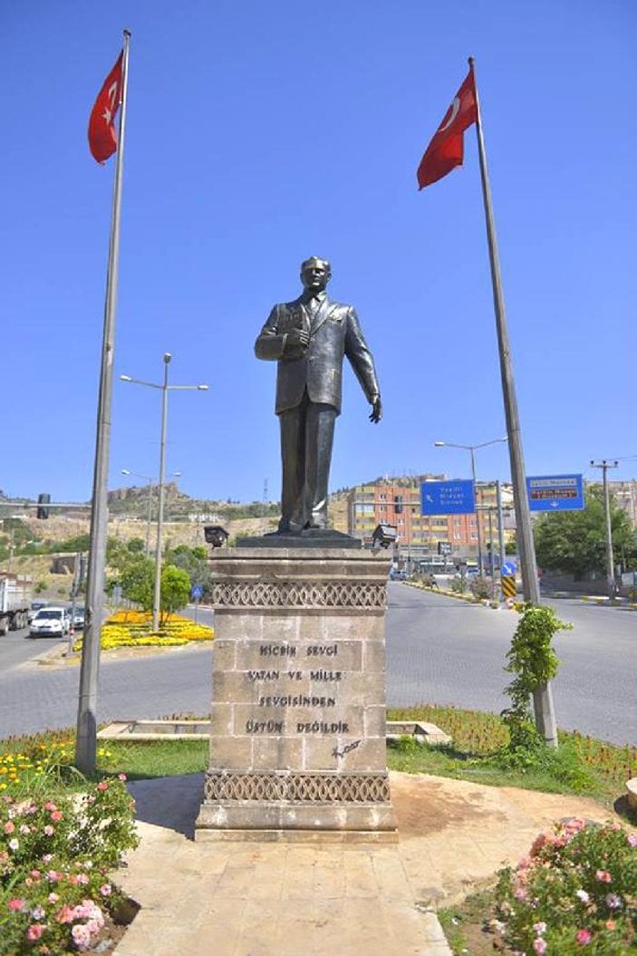 Mardin'de Atatürk heykeline bakım yapıldı