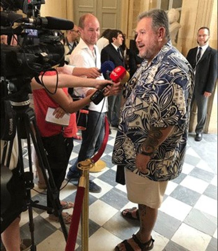 Fransız milletvekili meclise tatilci gibi geldi