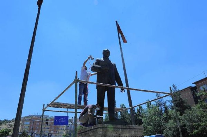 Mardin'de Atatürk heykeline bakım yapıldı