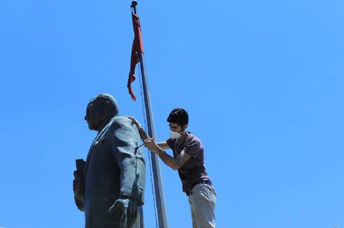Mardin'de Atatürk heykeline bakım yapıldı