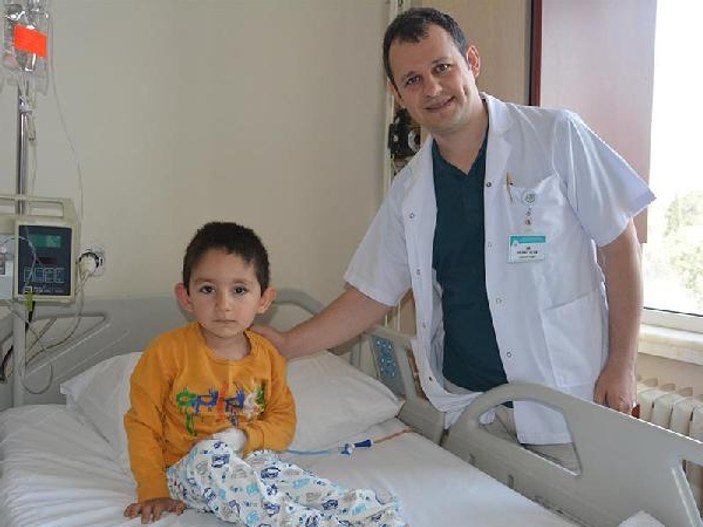 3 yaşındaki Ömer böbrek ameliyatı geçirdi