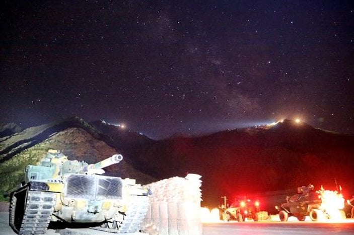 Hakkari'de Mehmetçik teröristlerin inlerine giriyor