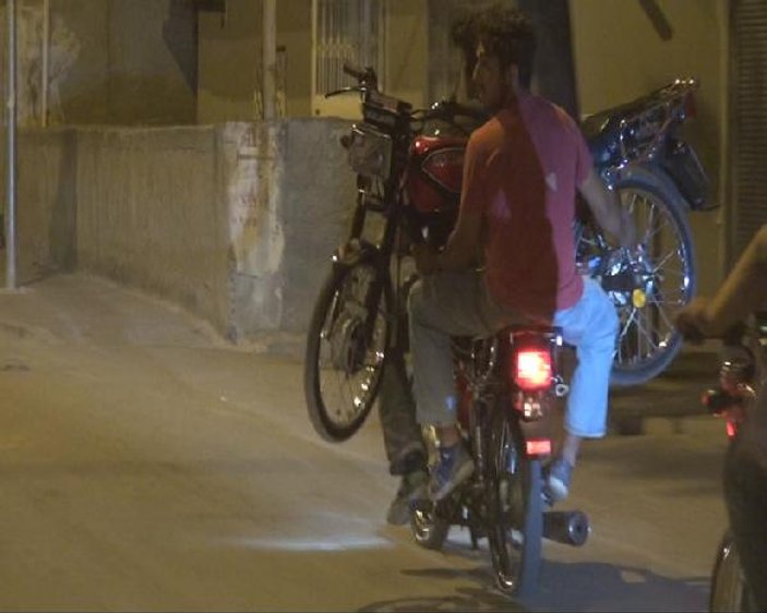 Adana'da arızalı motosikleti, motosiklet ile taşıdılar