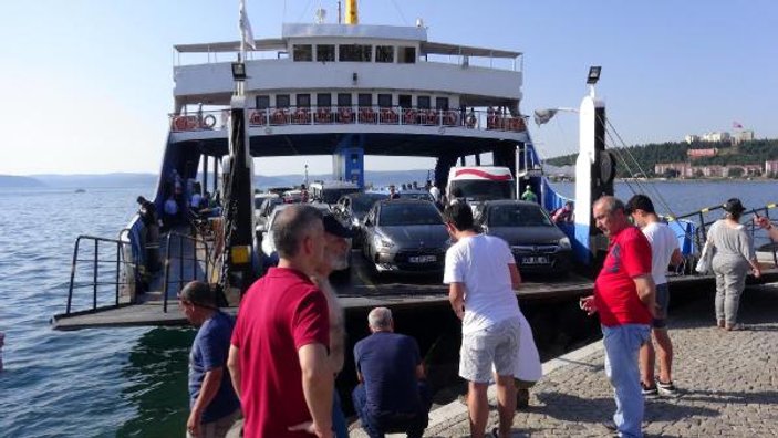 Çanakkale'de arabalı vapur kayalıklara çarptı