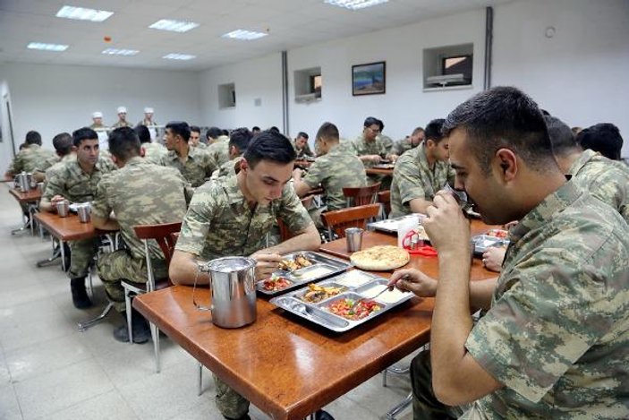 Dağlıca Taburu'nda asker kendi yemeğini kendi yapıyor