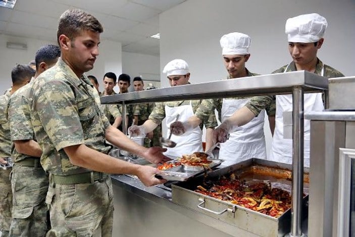Dağlıca Taburu'nda asker kendi yemeğini kendi yapıyor
