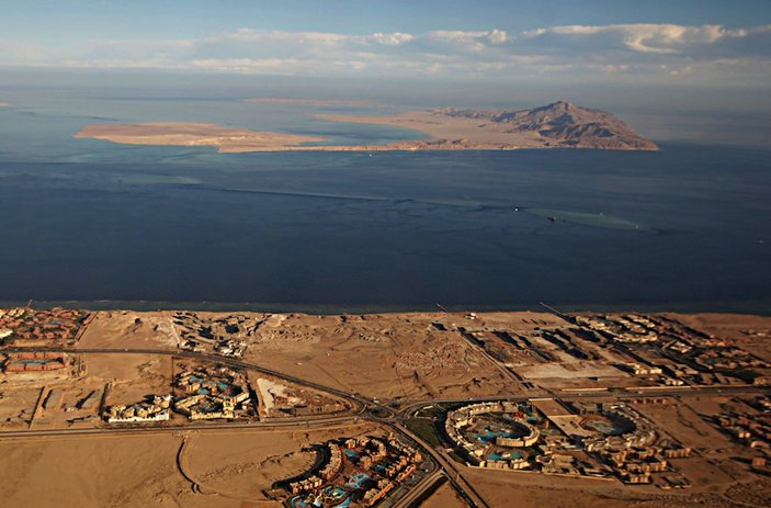 Tiran ve Sanafir adaları Suudi Arabistan'a geçti