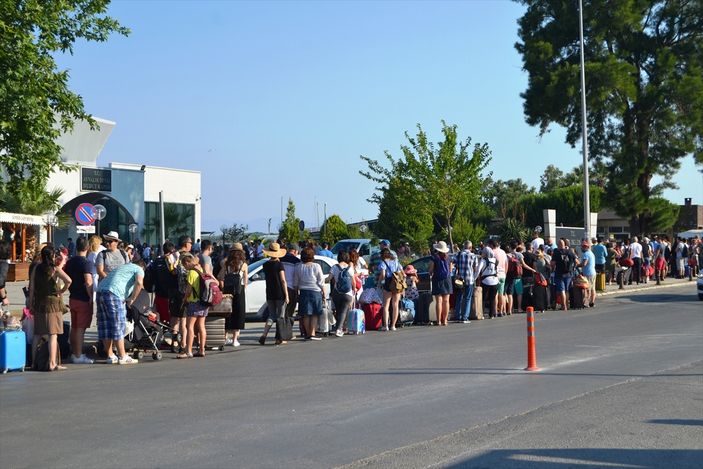 Yunanistan'ın Midilli Adası'na tatilci akını