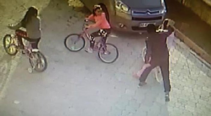 9 yaşındaki kızın kafasına parke taşıyla vurdu
