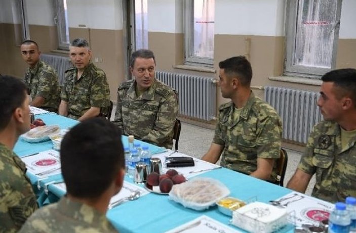 Hulusi Akar kuvvet komutanlarıyla Siirt'te iftar yaptı
