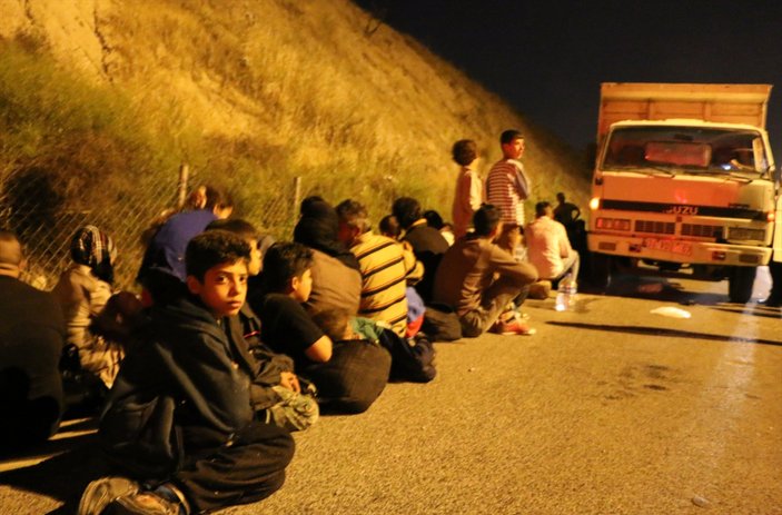 İzmir'de kamyonetten 47 kaçak göçmen çıktı