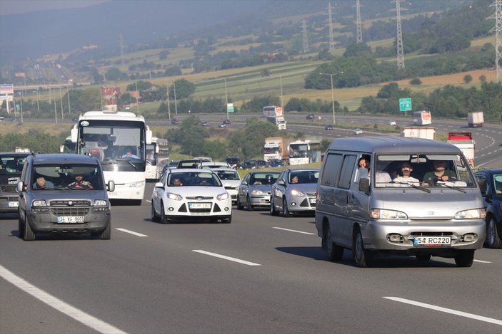 Tatilciler TEM'de trafiği kilitledi