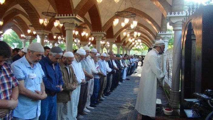 Bursa'da bayram sabahı şehitlikler ziyaret edildi